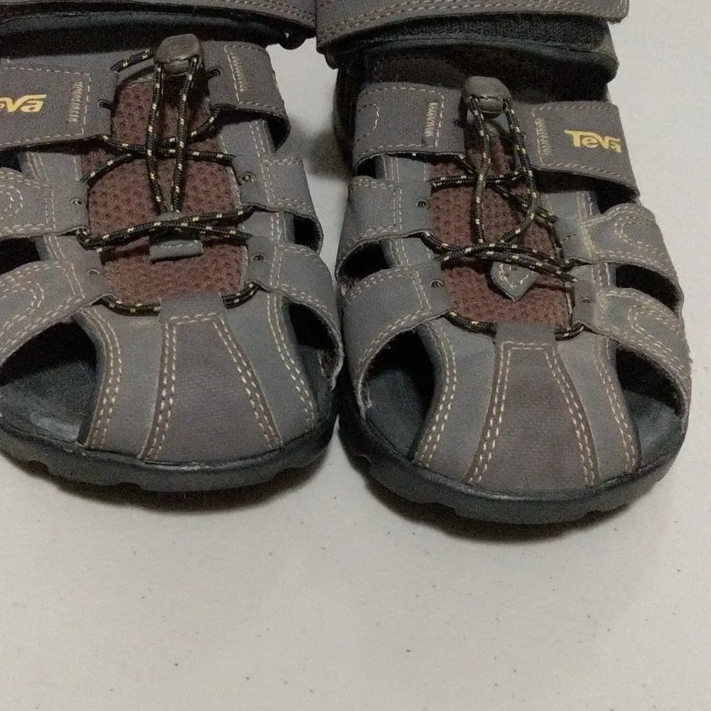 Teva Forebay Water enclosed toes shoe Sandal men's size 8US